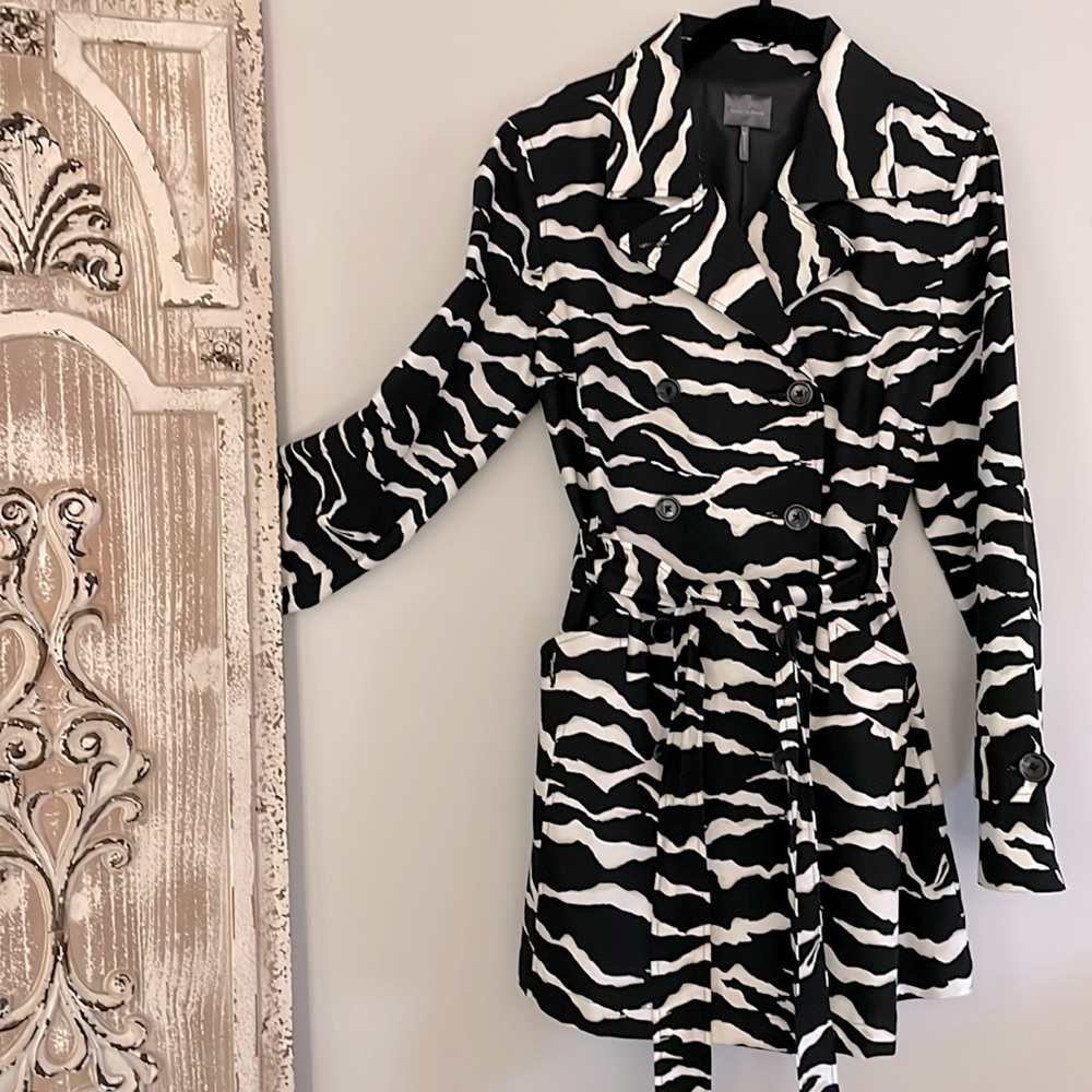 KRISTIN DAVIS BUTTON FRONT ZEBRA PRINT TRENCH COAT